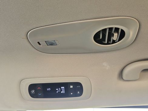 Used 2024 Chrysler Pacifica Limited FWD image 17