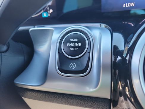 Used 2025 Mercedes-Benz GLB 250 image 32