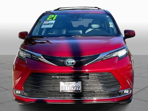 Used 2021 Toyota Sienna XLE image 4