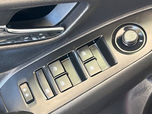 Used 2022 Chevrolet Trax LT w/ LT Convenience Package FWD image 13