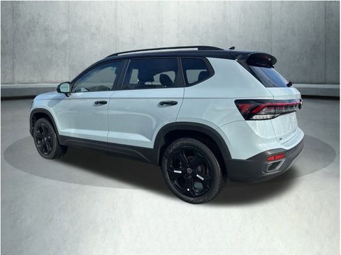 New 2026 Volkswagen Taos SE image 3