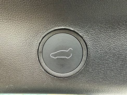 Used 2024 Tesla Model Y Long Range AWD/4WD image 45