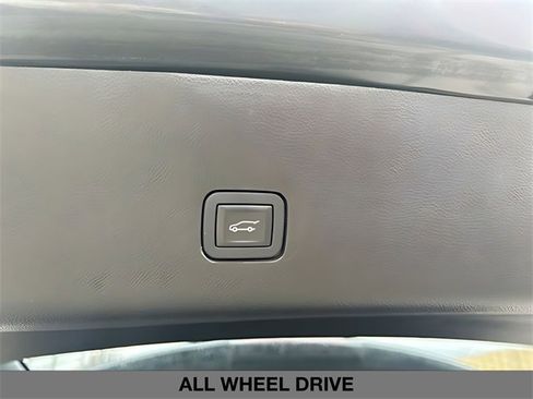 Used 2018 Chevrolet Traverse LT w/ LPO, Black Accent Package image 17