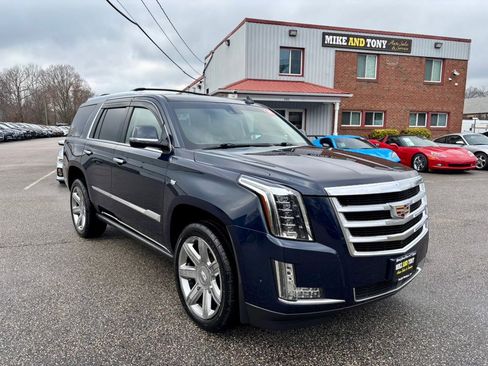 Used 2018 Cadillac Escalade Premium Luxury image 3