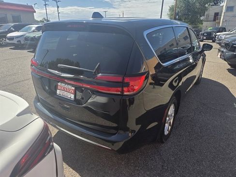 Used 2024 Chrysler Pacifica Touring-L FWD image 2