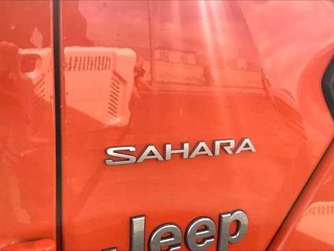 Used 2018 Jeep Wrangler Unlimited Sahara AWD/4WD image 8