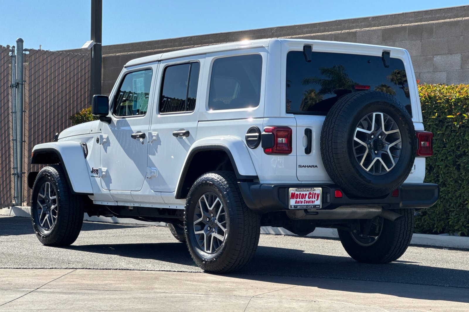 Used 2025 Jeep Wrangler Unlimited Sahara AWD/4WD image 6