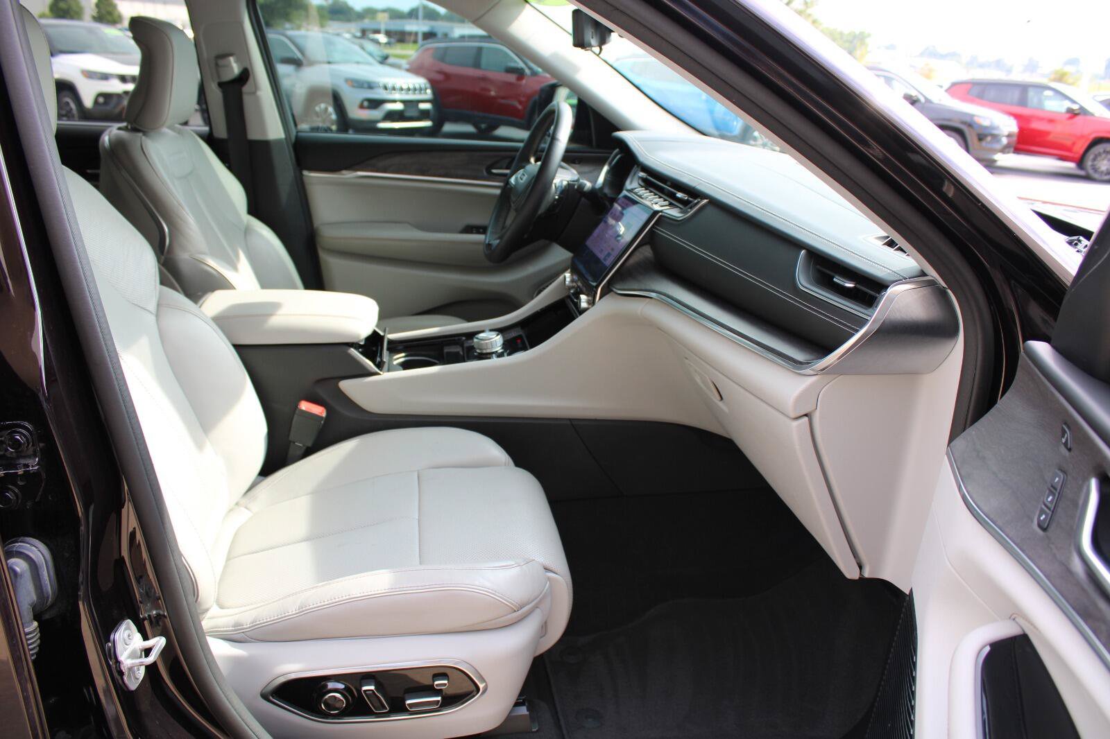 Certified 2022 Jeep Grand Cherokee L Overland w/ Advanced Protech Group III AWD/4WD image 25