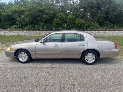Used 1999 Lincoln Town Car Executive RWD image 7