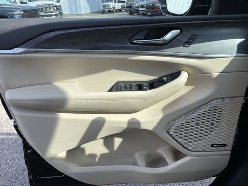 Certified 2024 Jeep Grand Cherokee Limited w/ Luxury Tech Group II image 34