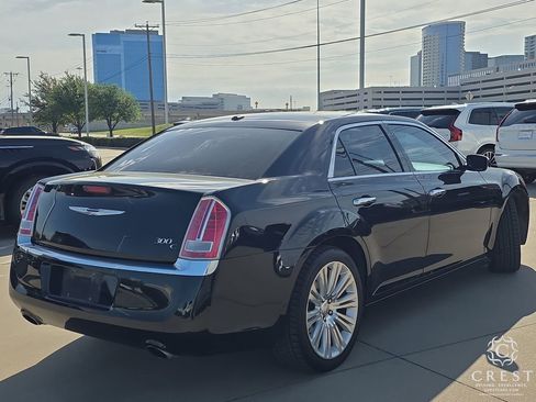Used 2013 Chrysler 300 C image 5