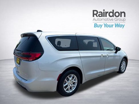 Used 2024 Chrysler Pacifica Touring-L FWD image 7