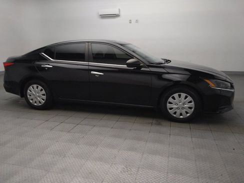 Used 2024 Nissan Altima 2.5 S FWD image 11