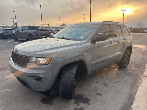 Used 2019 Jeep Grand Cherokee Laredo image 5