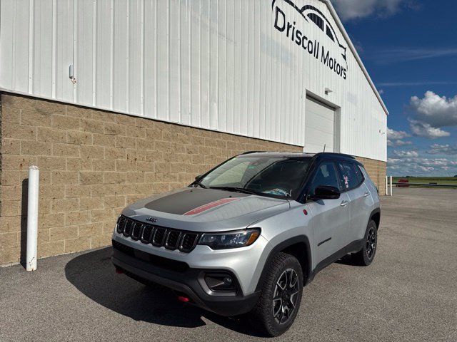 Used 2025 Jeep Compass Trailhawk AWD/4WD image 2