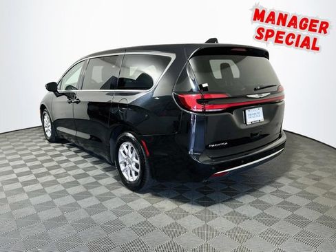 Used 2023 Chrysler Pacifica Touring-L FWD image 6