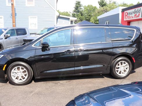 Used 2026 Chrysler Pacifica Select FWD image 2