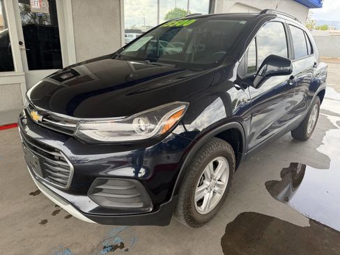 Used 2022 Chevrolet Trax LT w/ LT Convenience Package AWD/4WD image 3