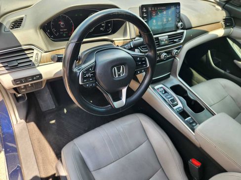 Used 2018 Honda Accord Touring image 2