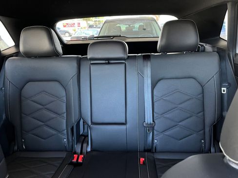 Used 2025 Volkswagen Atlas Cross Sport SE image 39