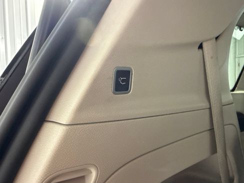 Used 2023 Chrysler Pacifica Limited FWD image 27