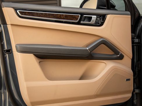 Certified 2019 Porsche Cayenne AWD/4WD image 20