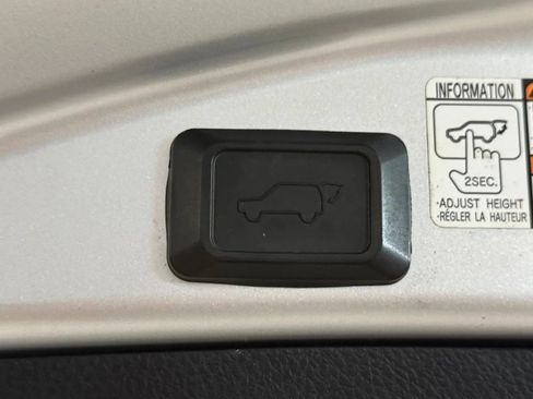 Used 2015 Toyota RAV4 Limited image 27