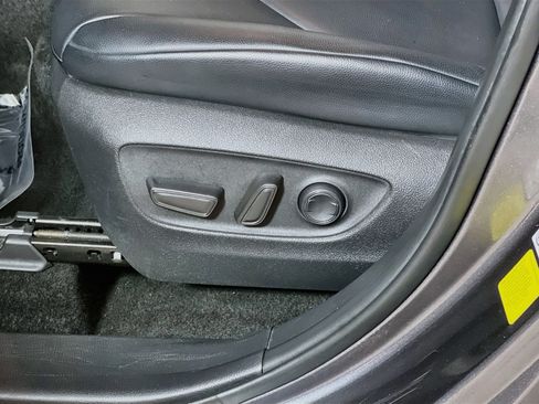 Used 2024 Toyota Highlander XLE FWD image 16