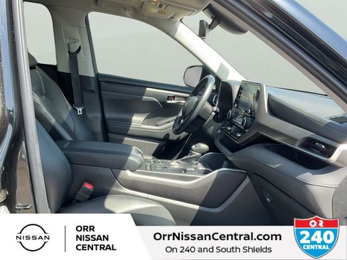 Used 2022 Toyota Highlander XLE AWD/4WD image 11