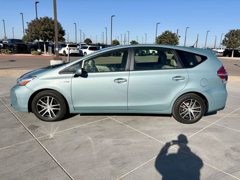 Used 2016 Toyota Prius V image 2