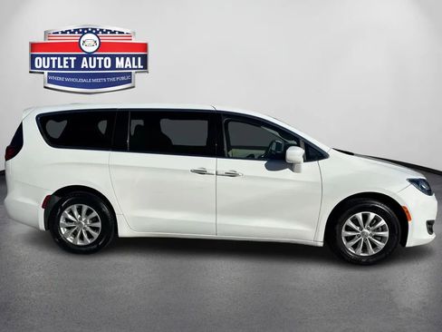 Used 2019 Chrysler Pacifica Touring Plus image 2