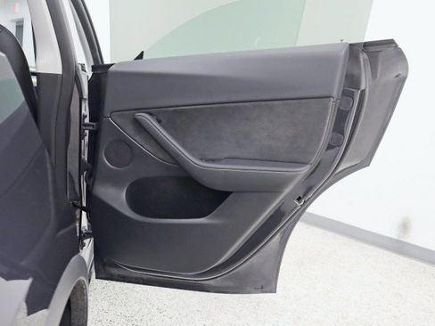 Used 2025 Tesla Model Y Long Range AWD/4WD image 36