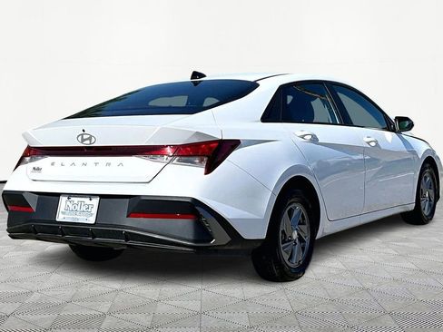Used 2024 Hyundai Elantra SE FWD image 2