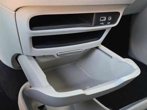 Used 2019 Chrysler Pacifica Touring-L image 24