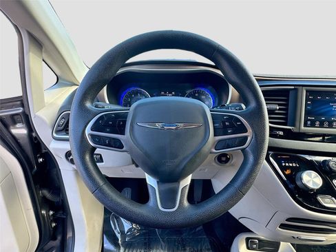Used 2020 Chrysler Voyager L image 10
