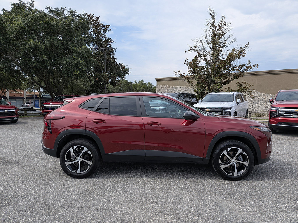 Used 2025 Chevrolet Trax RS w/ Driver Confidence Package FWD image 2