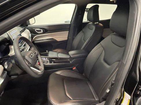 Used 2024 Jeep Compass Limited image 3