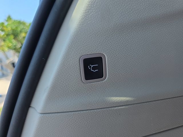 Used 2023 Chrysler Voyager LX FWD image 29