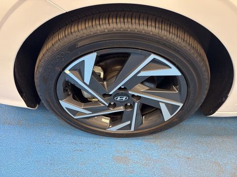 Used 2025 Hyundai Elantra SEL image 16