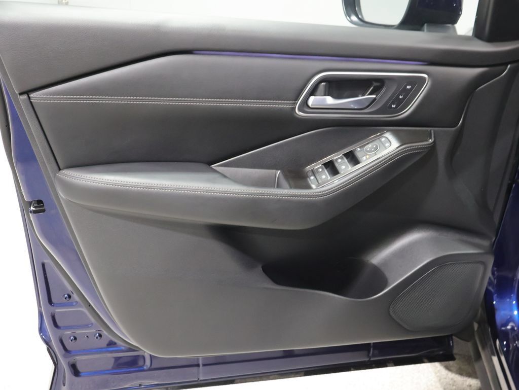 Used 2025 Nissan Rogue Platinum w/ Platinum Premium Package AWD/4WD image 12