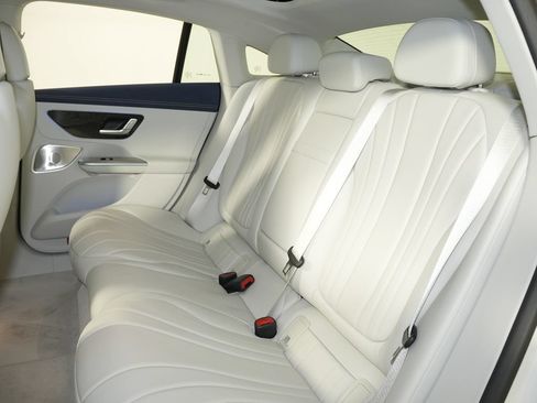 Used 2023 Mercedes-Benz EQE 500 4MATIC Sedan w/ Pinnacle Trim Package image 33