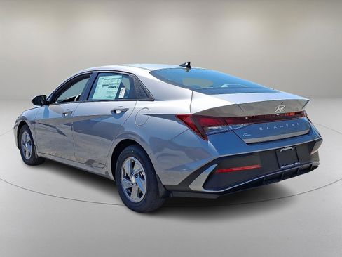 New 2025 Hyundai Elantra SE image 5