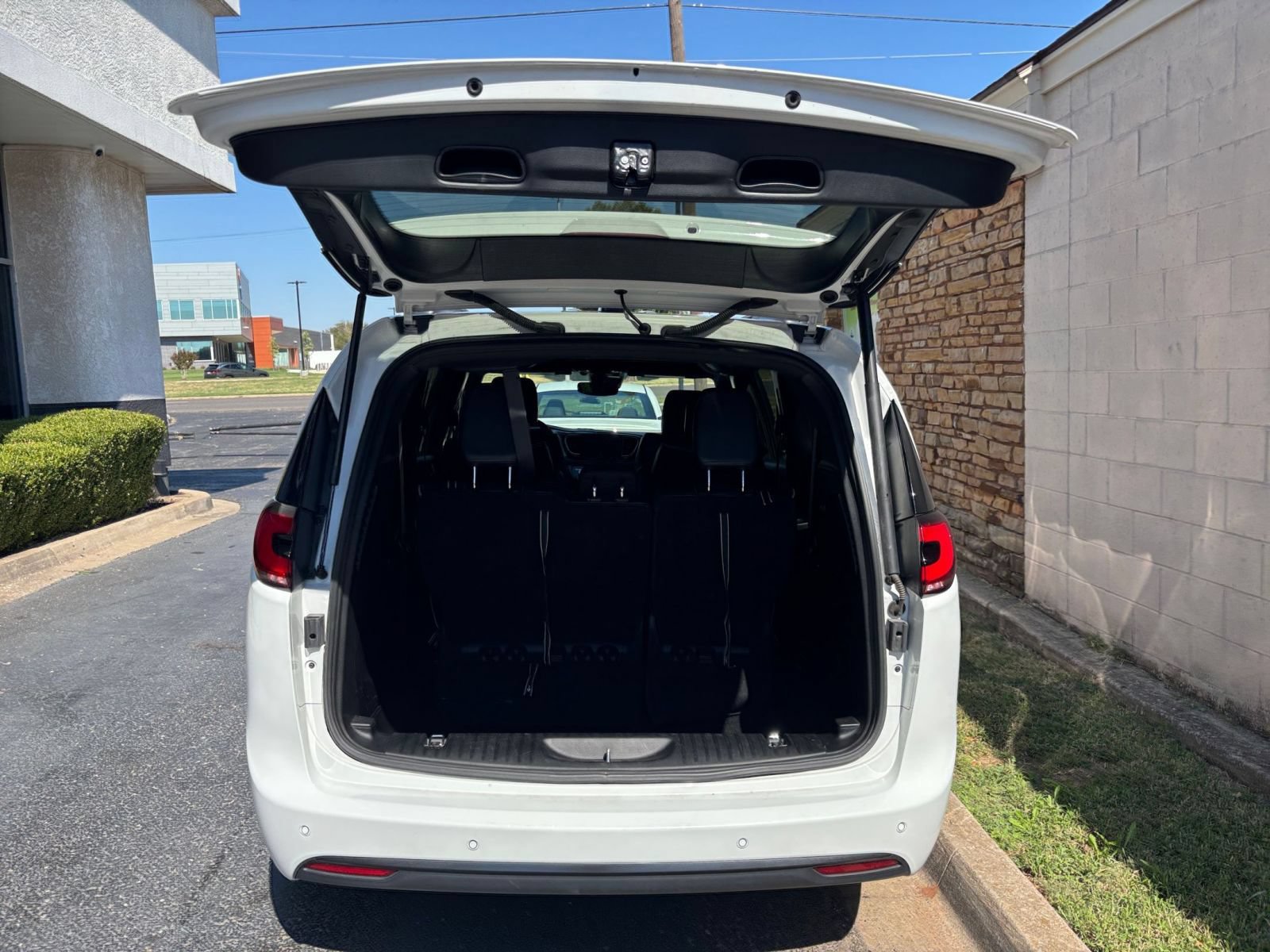 Used 2025 Chrysler Pacifica Limited FWD image 35