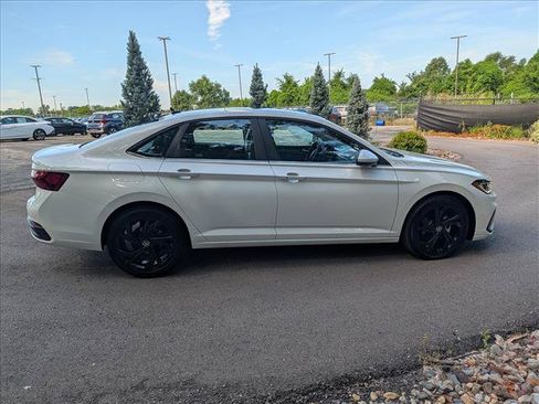 Used 2025 Volkswagen Jetta SE w/ Sunroof Package FWD image 6