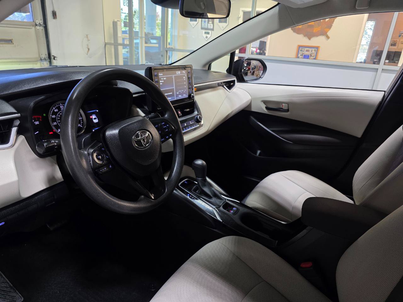 Used 2022 Toyota Corolla LE FWD image 16