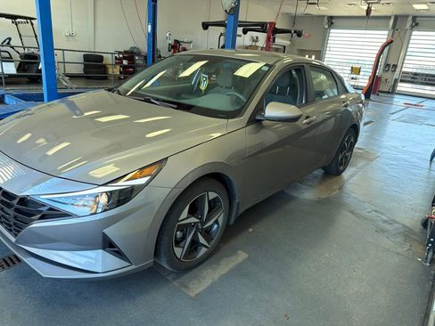 Used 2023 Hyundai Elantra SEL w/ Convenience Package FWD image 4