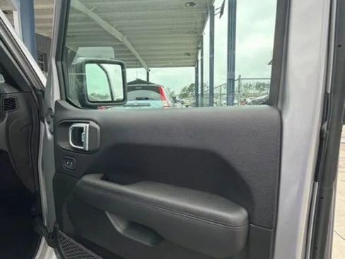 Used 2019 Jeep Wrangler Unlimited Sahara w/ Advanced Safety Group AWD/4WD image 6