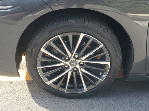 Certified 2022 Lexus ES 350 w/ Premium Package image 4