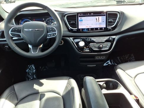 Used 2025 Chrysler Pacifica Select FWD image 9