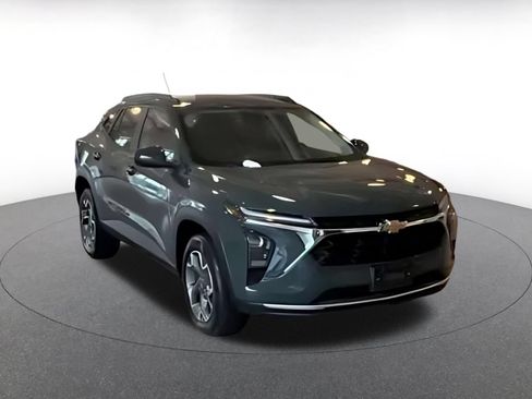 Used 2025 Chevrolet Trax LT w/ LT Convenience Package FWD image 12